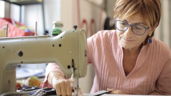 mujer tejiendo ropa sostenible